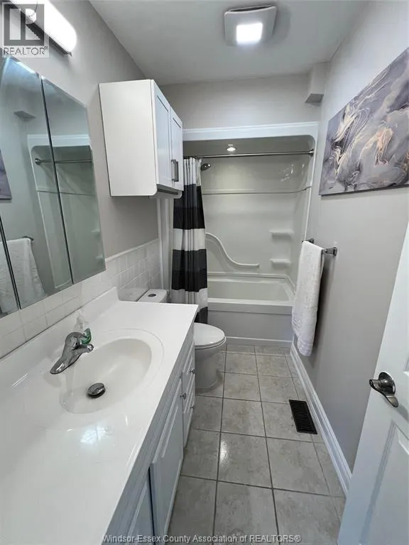 691 ELLIOTT STREET West Unit# MAIN FLOOR