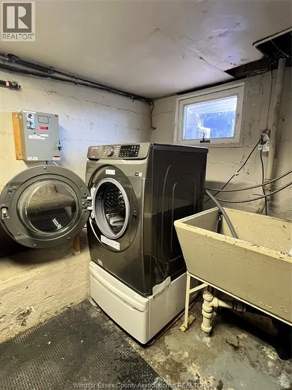 691 ELLIOTT STREET West Unit# MAIN FLOOR