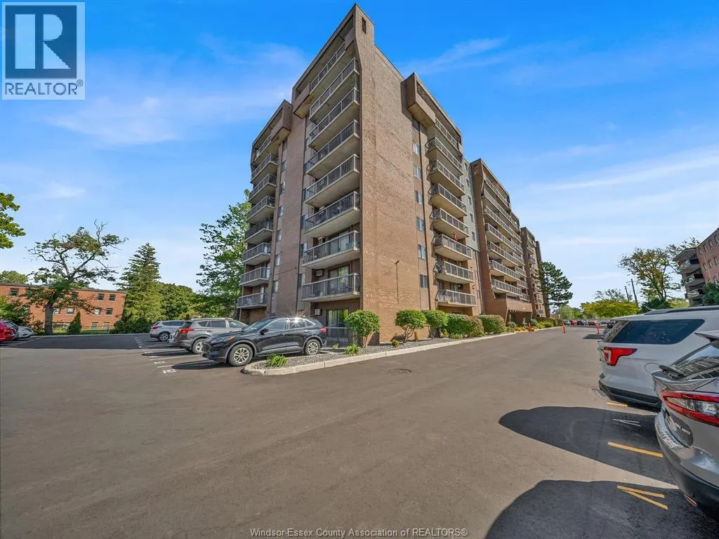 3936 WYANDOTTE STREET East Unit# 206