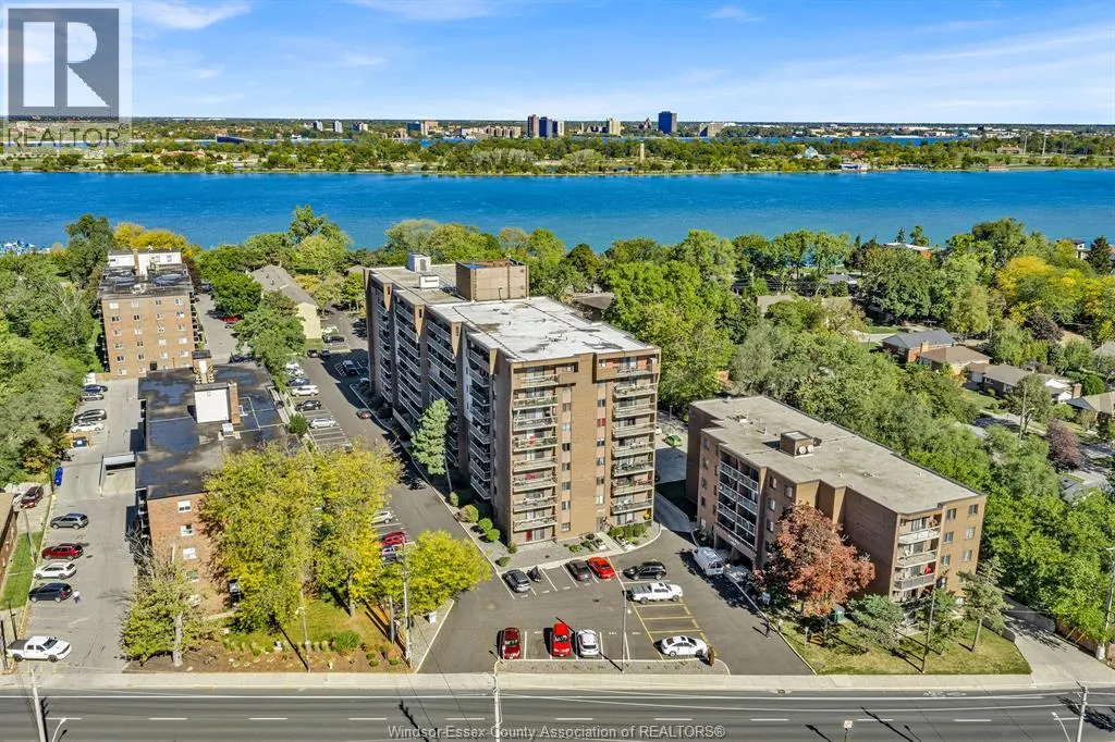 3936 WYANDOTTE STREET East Unit# 206