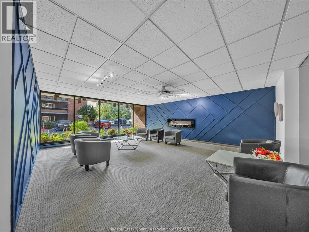 3936 WYANDOTTE STREET East Unit# 206