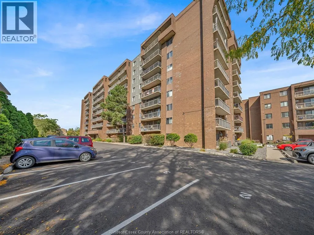 3936 WYANDOTTE STREET East Unit# 206