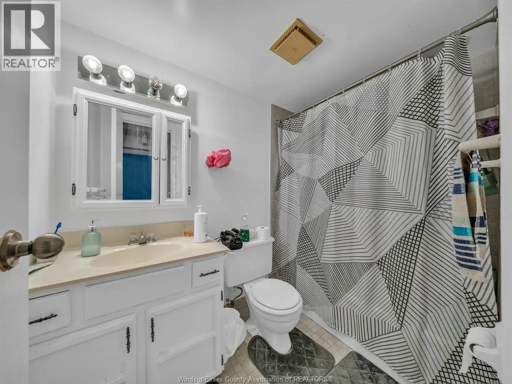 3936 WYANDOTTE STREET East Unit# 206