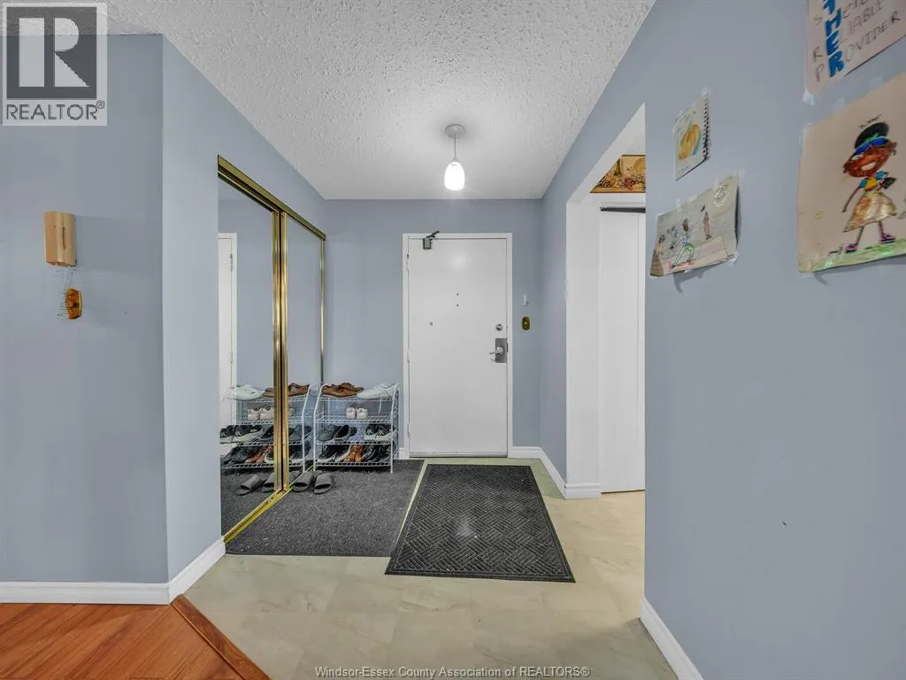 3936 WYANDOTTE STREET East Unit# 206