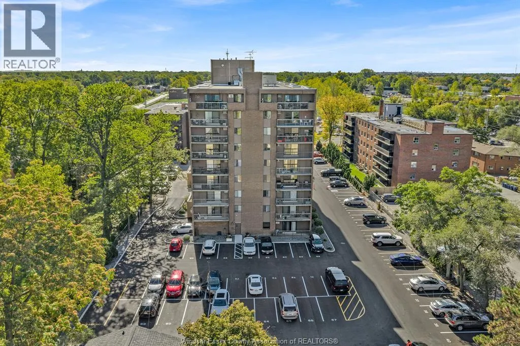 3936 WYANDOTTE STREET East Unit# 206