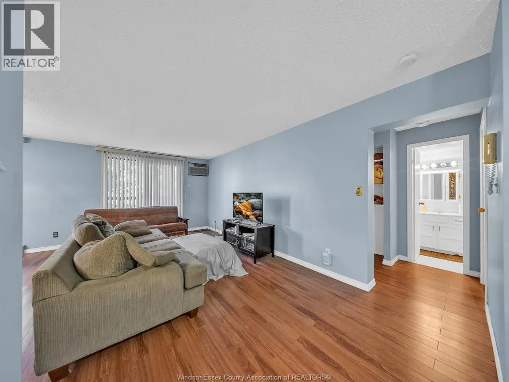 3936 WYANDOTTE STREET East Unit# 206