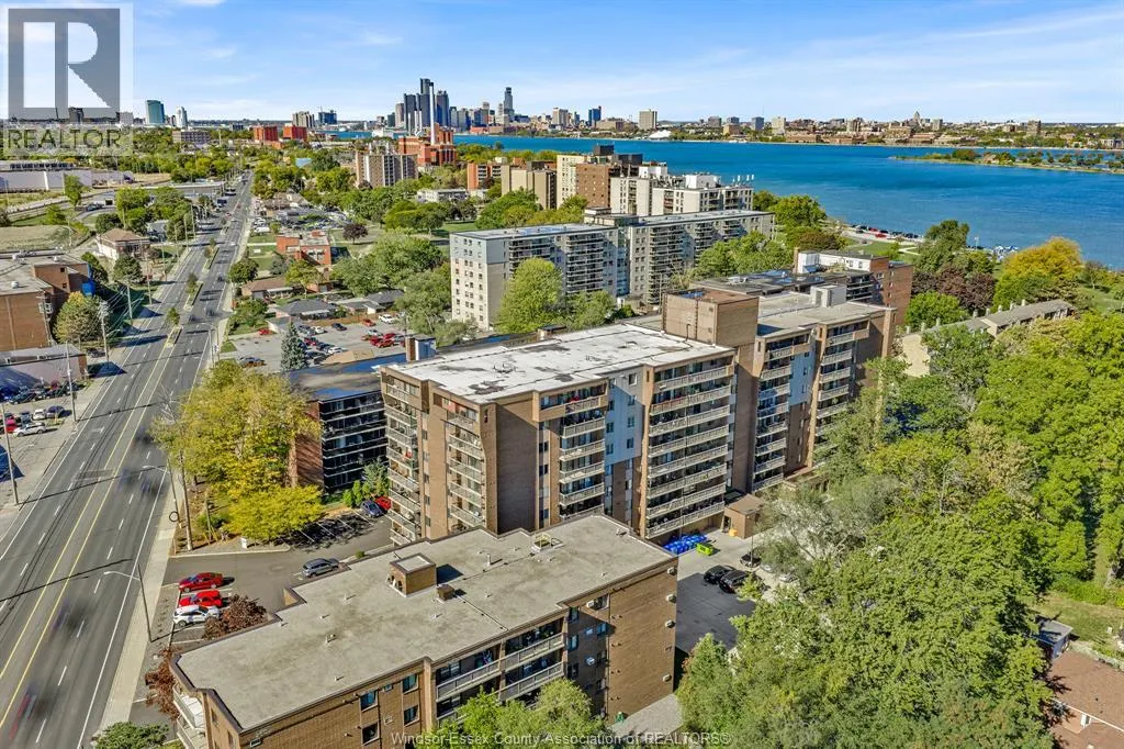 3936 WYANDOTTE STREET East Unit# 206