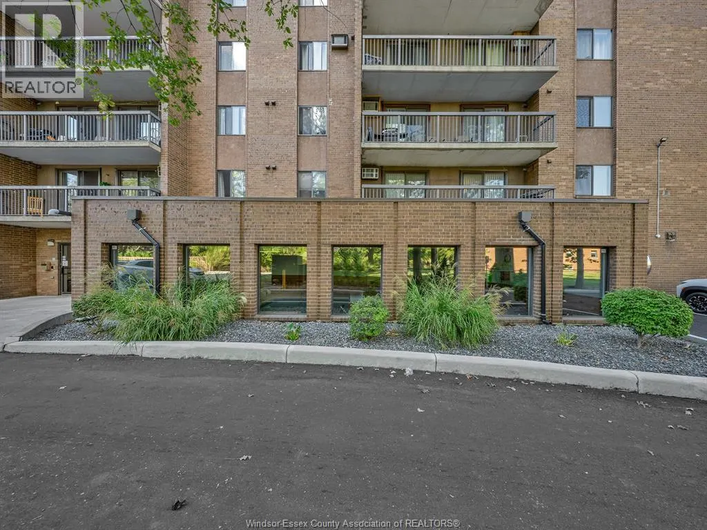 3936 WYANDOTTE STREET East Unit# 206