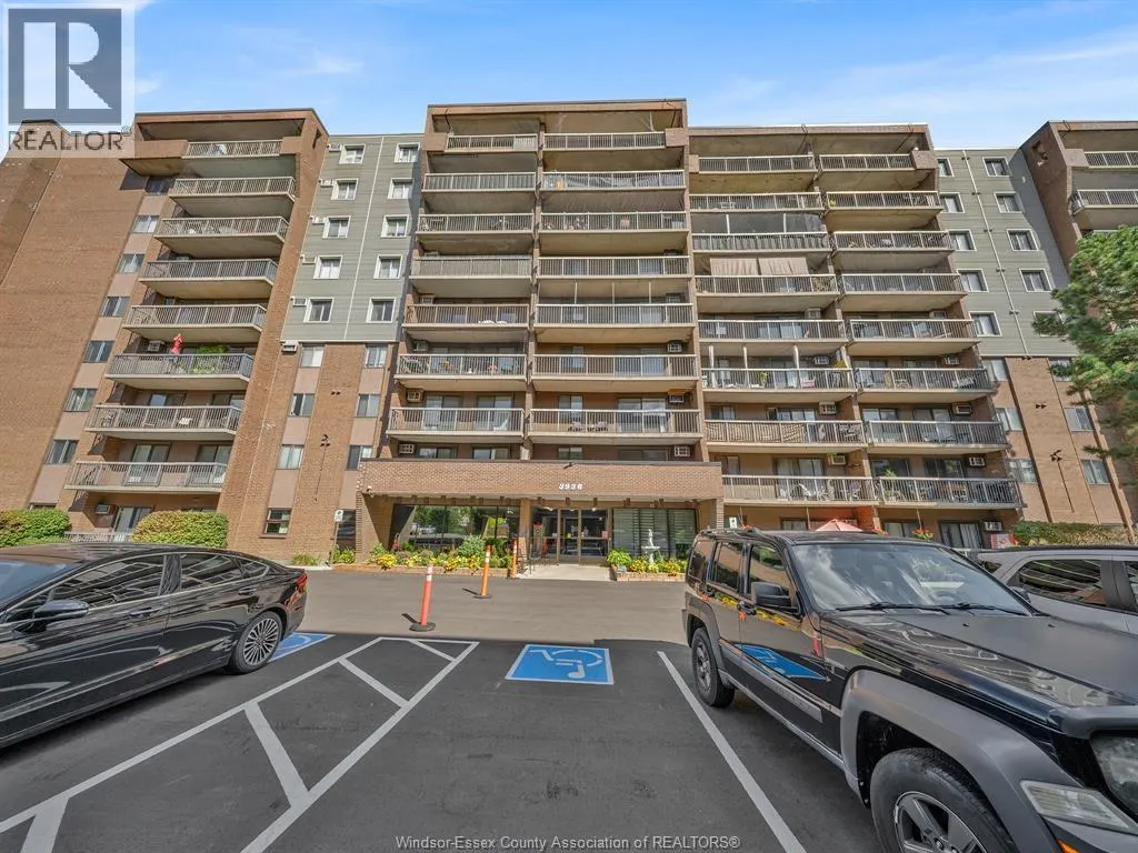 3936 WYANDOTTE STREET East Unit# 206