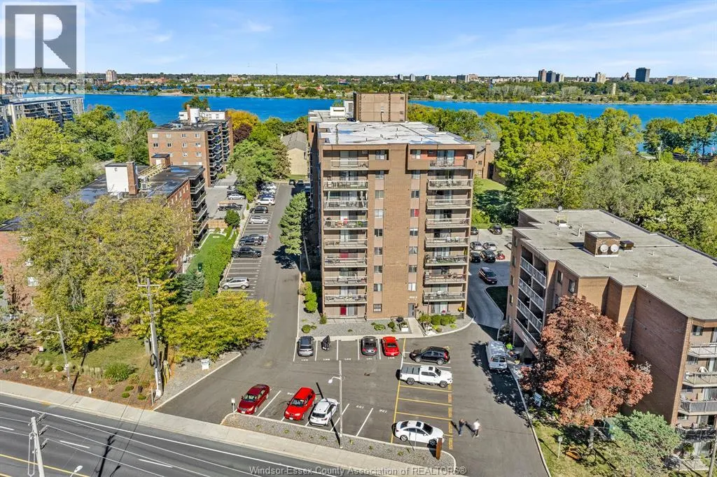 3936 WYANDOTTE STREET East Unit# 206