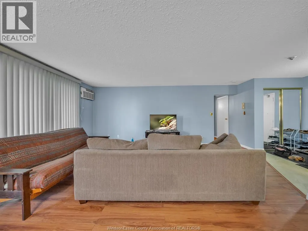 3936 WYANDOTTE STREET East Unit# 206