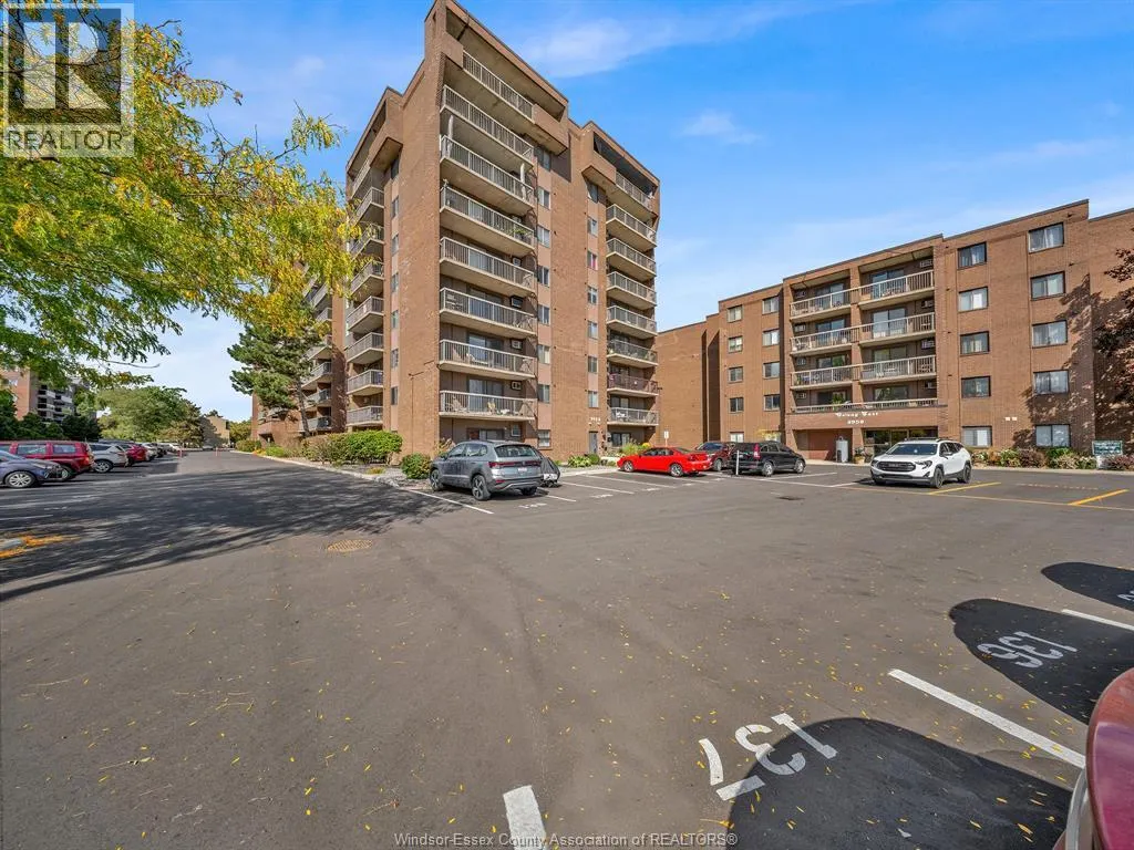 3936 WYANDOTTE STREET East Unit# 206