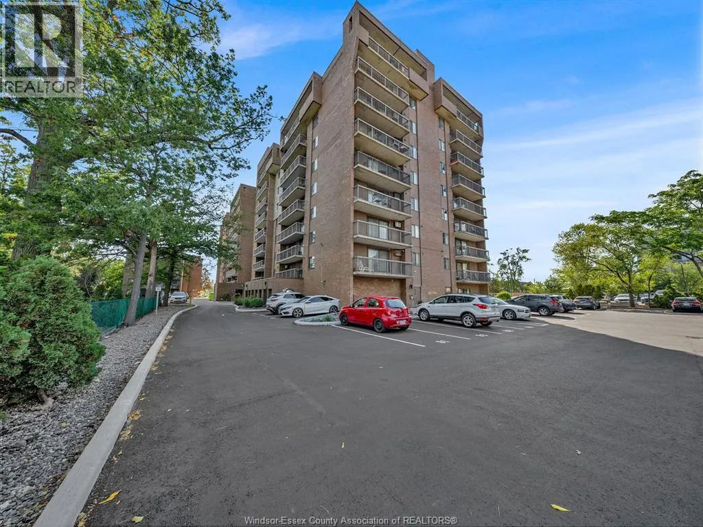 3936 WYANDOTTE STREET East Unit# 206