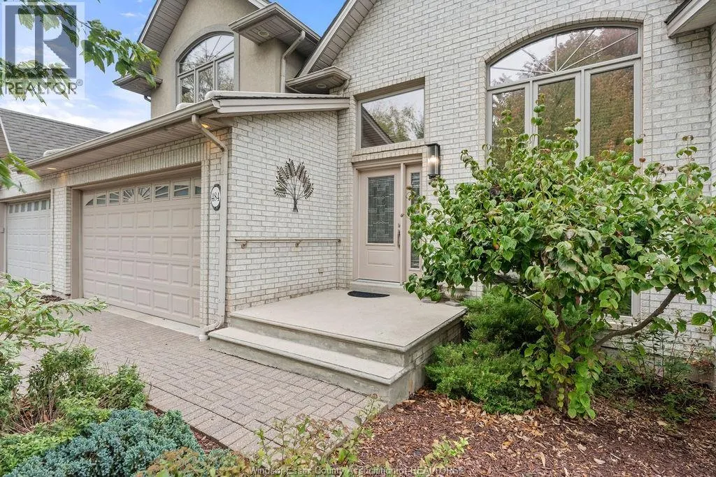 484 VANDERBILT CRESCENT