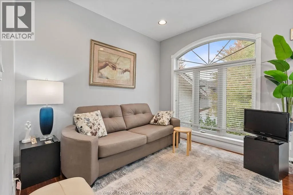 484 VANDERBILT CRESCENT