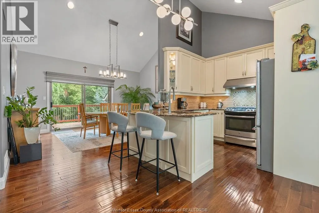 484 VANDERBILT CRESCENT