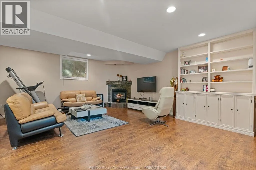 484 VANDERBILT CRESCENT
