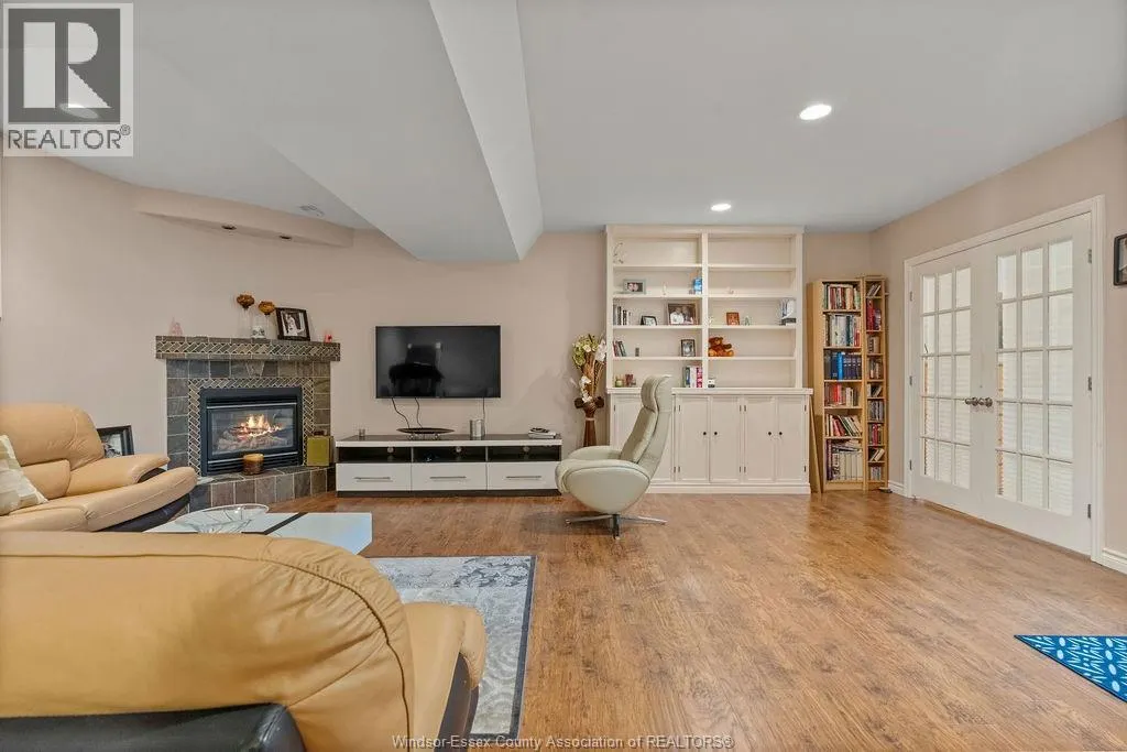 484 VANDERBILT CRESCENT
