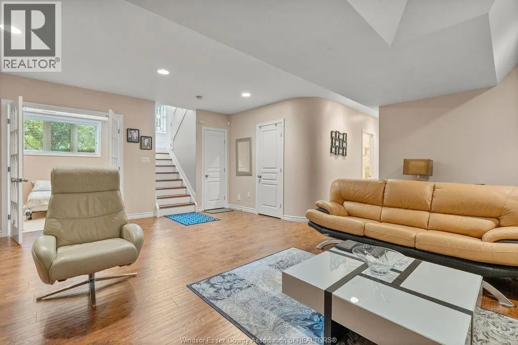 484 VANDERBILT CRESCENT