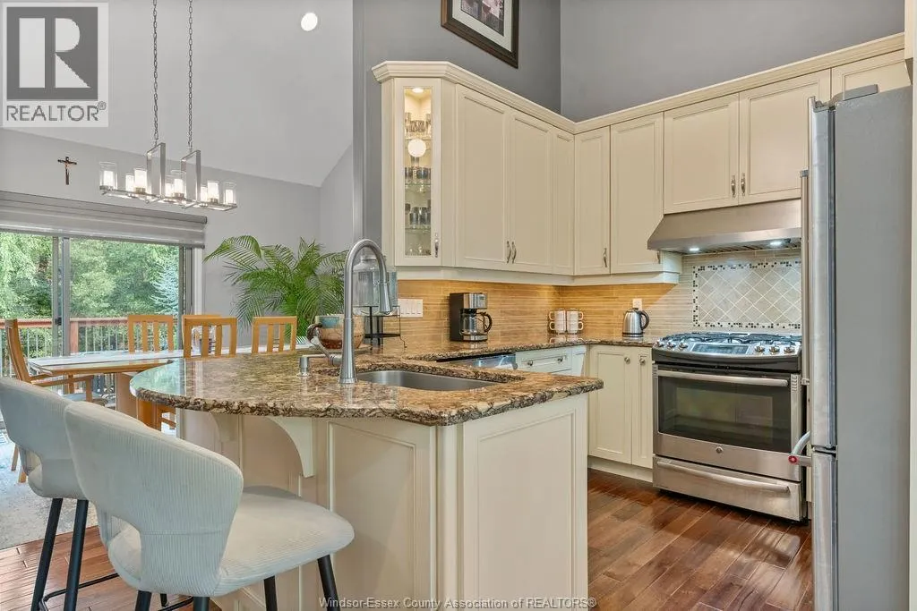 484 VANDERBILT CRESCENT