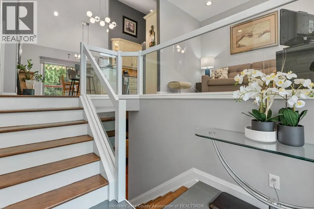 484 VANDERBILT CRESCENT