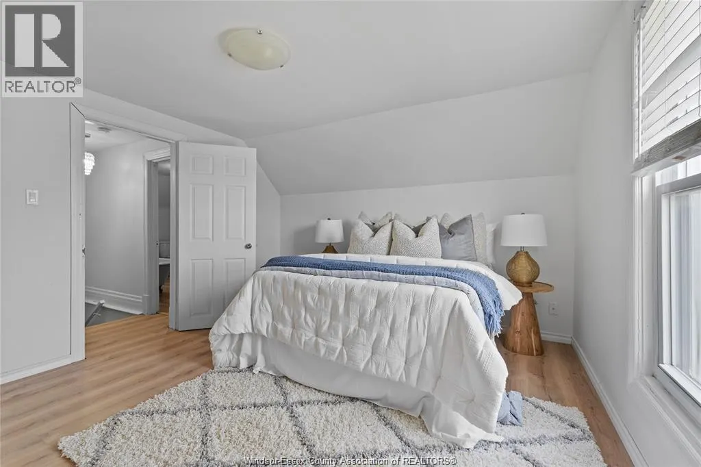809 Gladstone