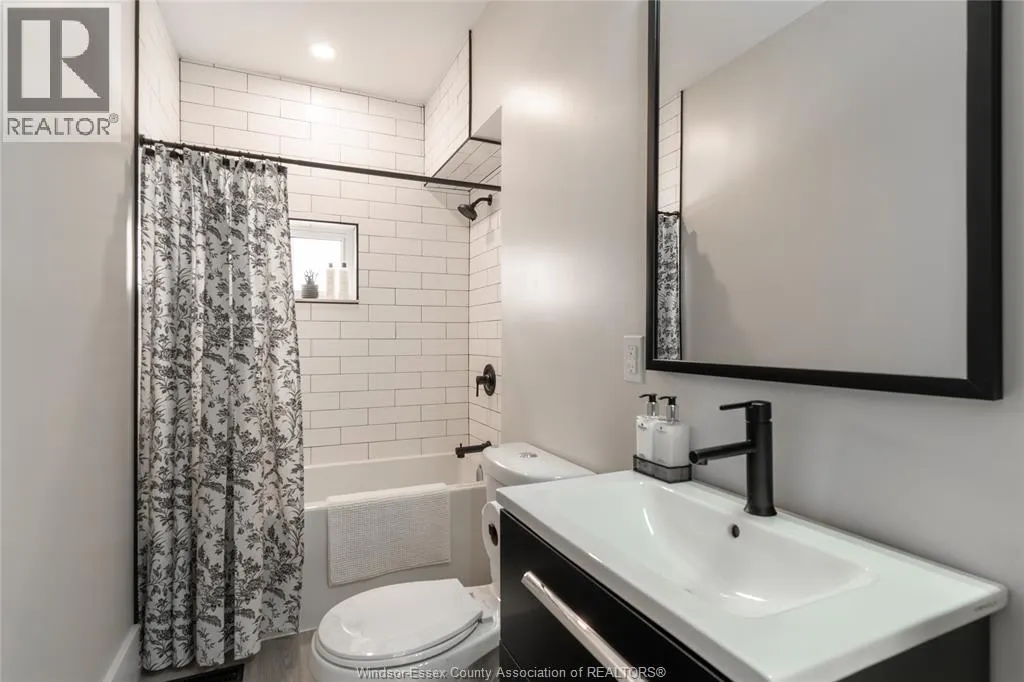 888 LANGLOIS Unit# upper