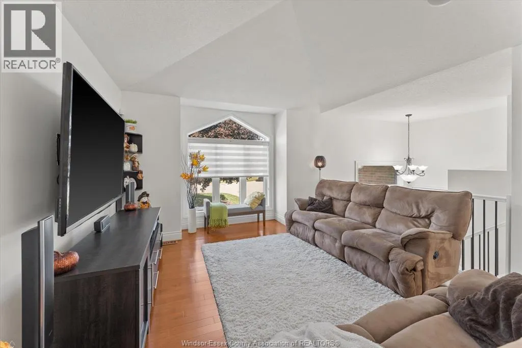 1043 SOCRATES CRESCENT