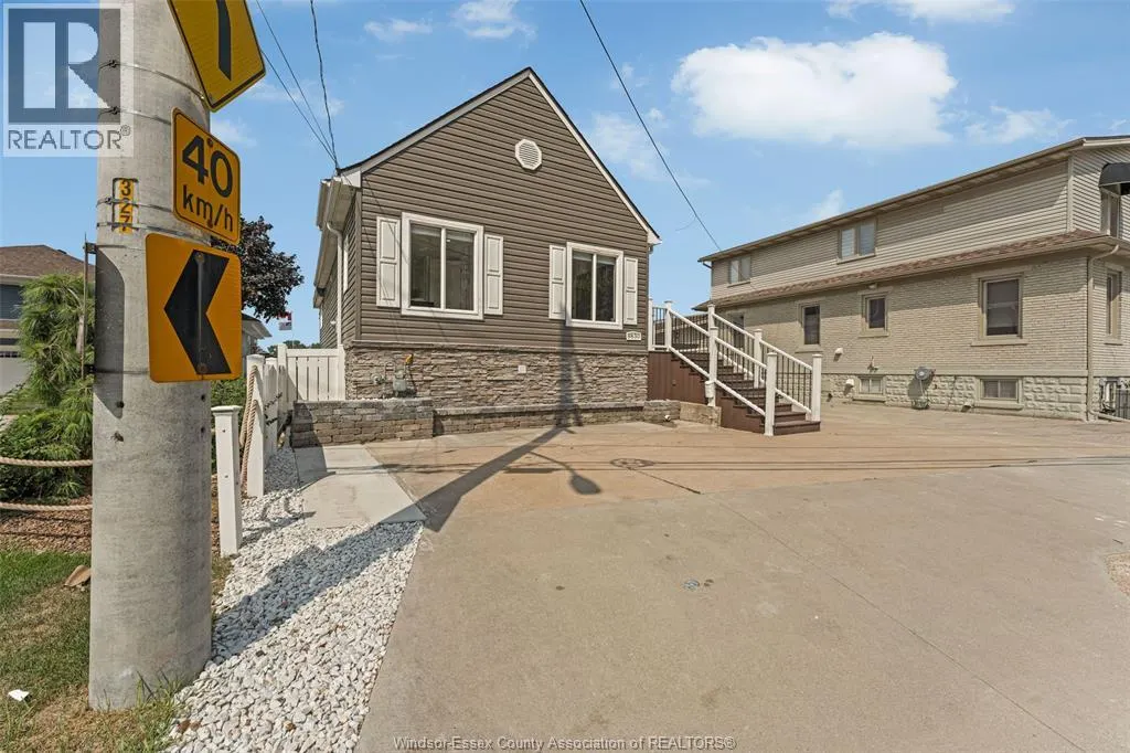 8830 RIVERSIDE DRIVE EAST DRIVE East
