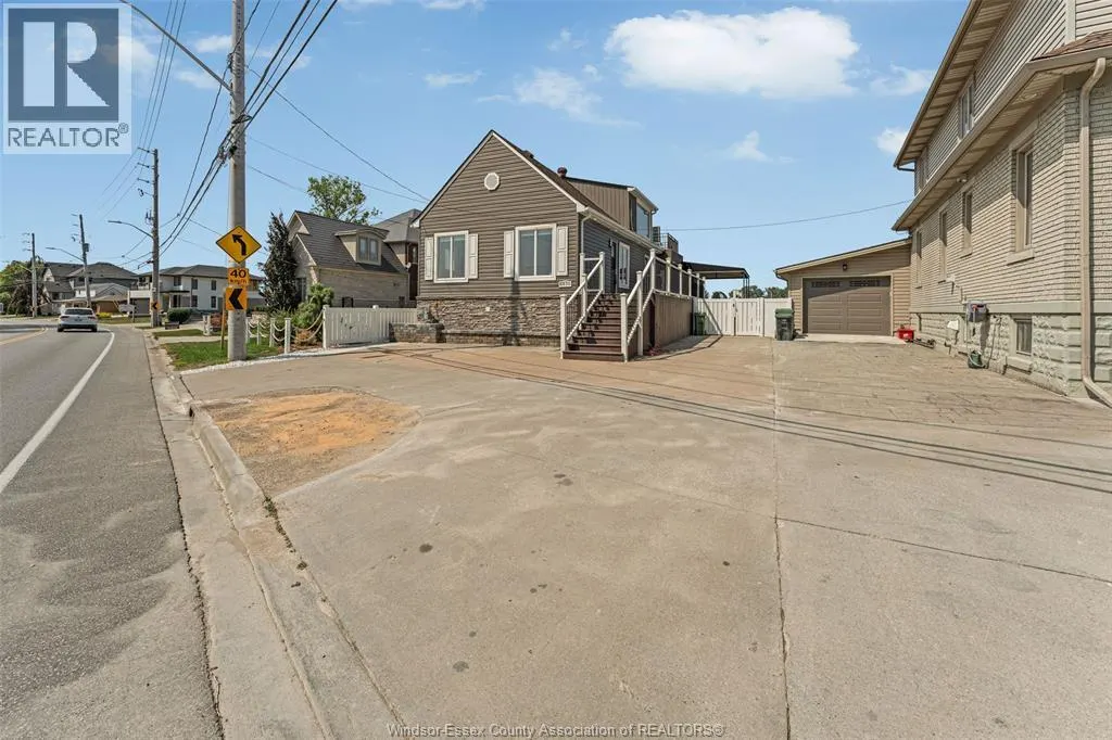 8830 RIVERSIDE DRIVE EAST DRIVE East