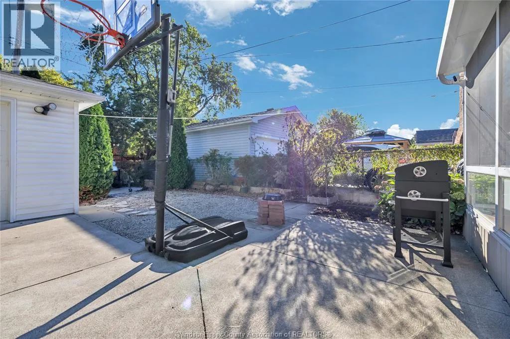 914 THOMPSON BOULEVARD