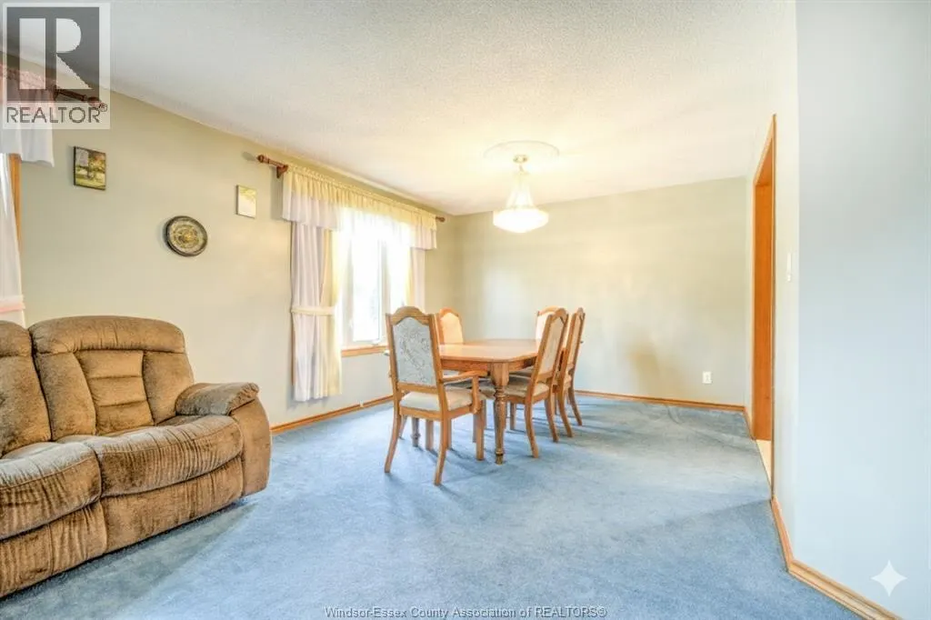 18 RUDGATE LANE North