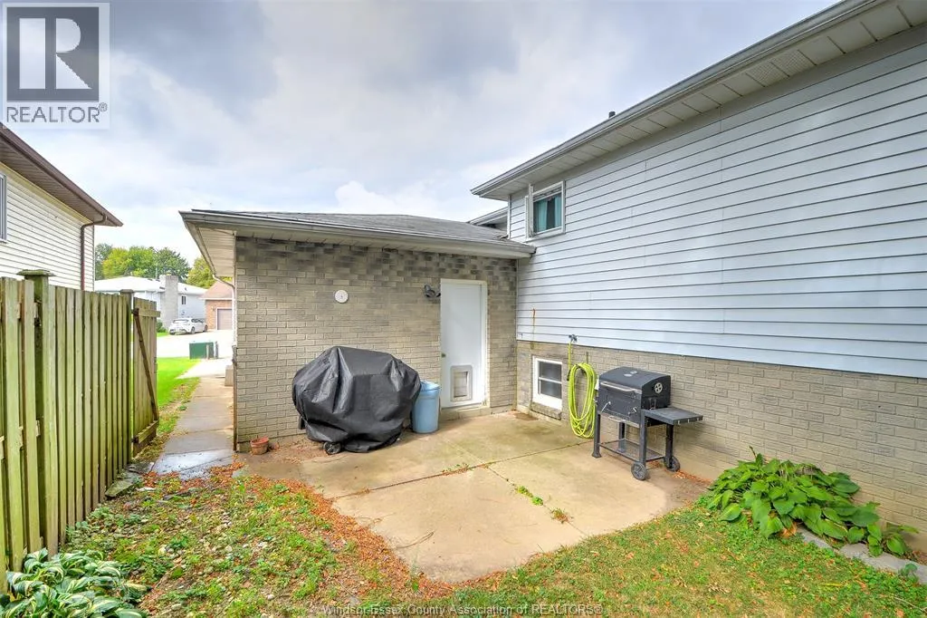 18 RUDGATE LANE North