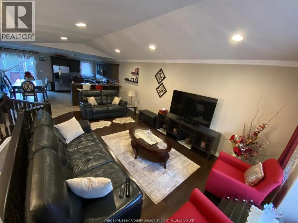 722 NEWPORT CRESCENT