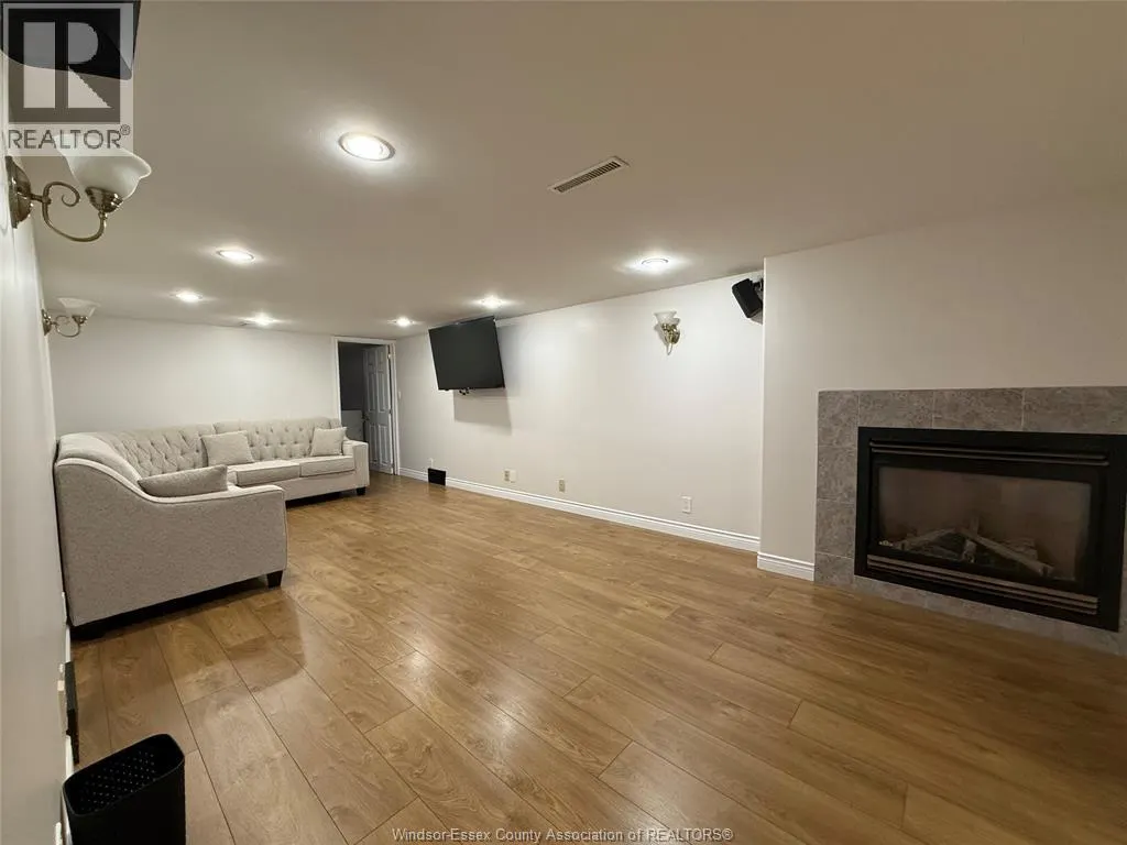 4143 Mount Royal