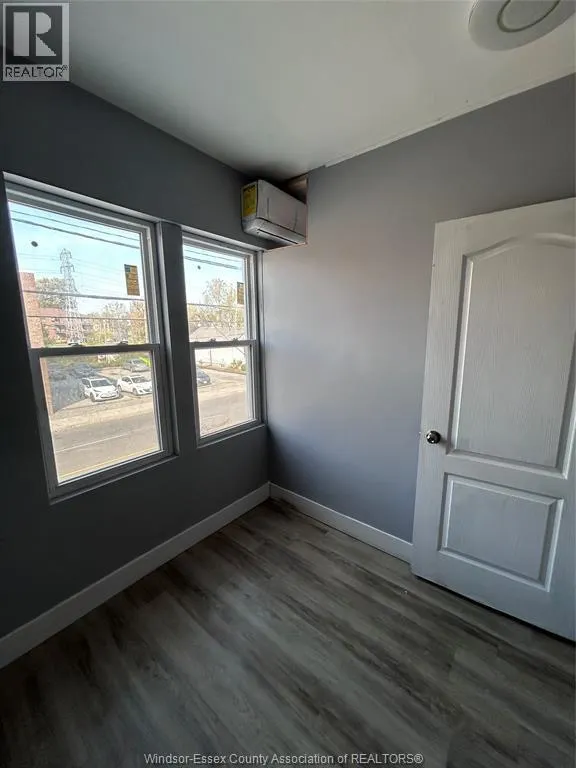 1683 COLLEGE AVENUE South Unit# Room 8