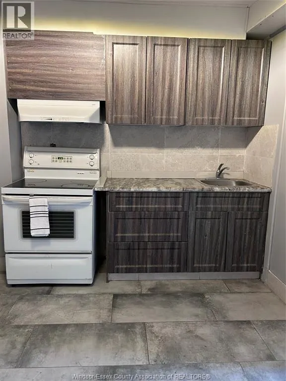 1683 COLLEGE AVENUE South Unit# Room 8