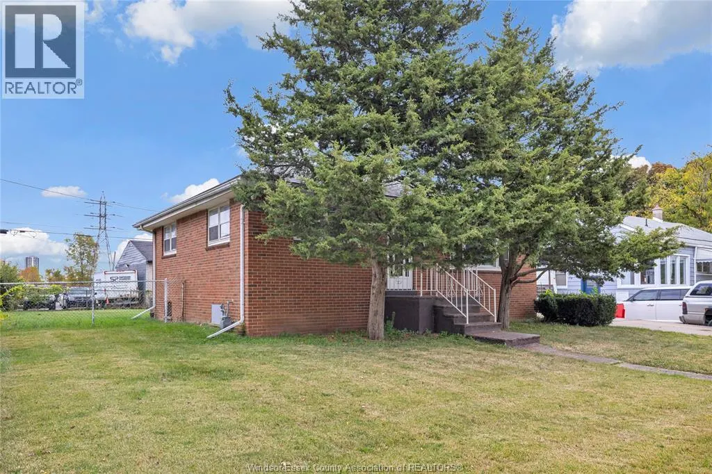 876 Oak Ave.