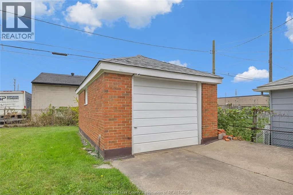 876 Oak Ave.