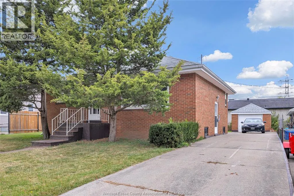 876 Oak Ave.