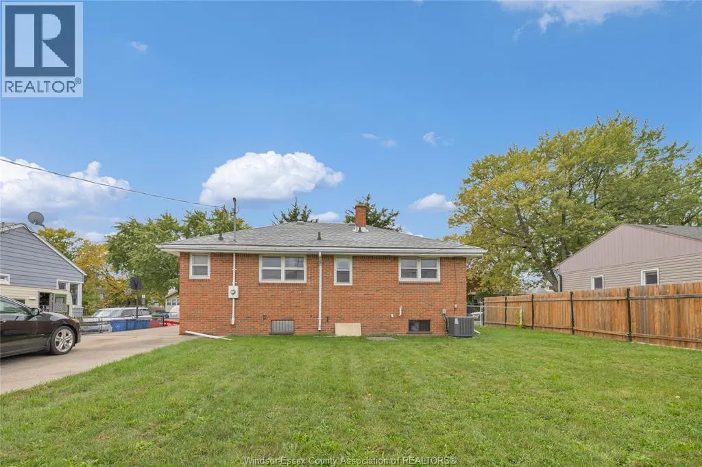 876 Oak Ave.