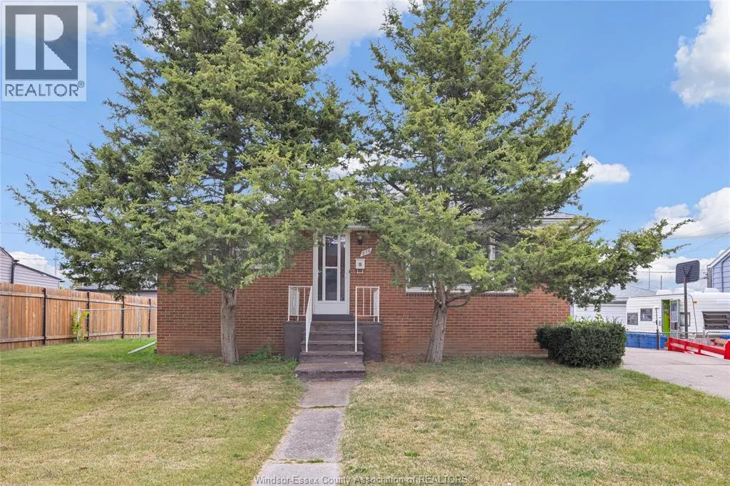 876 Oak Ave.