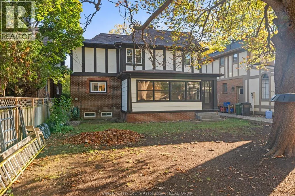 2163 VICTORIA
