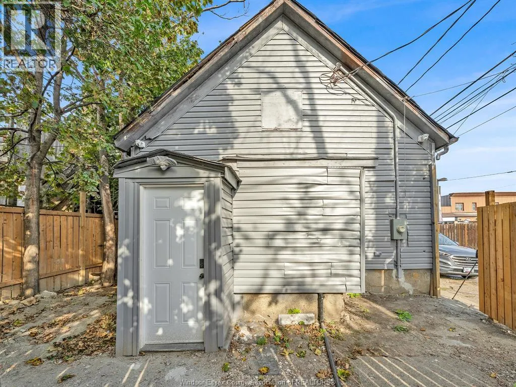 939 WYANDOTTE STREET East