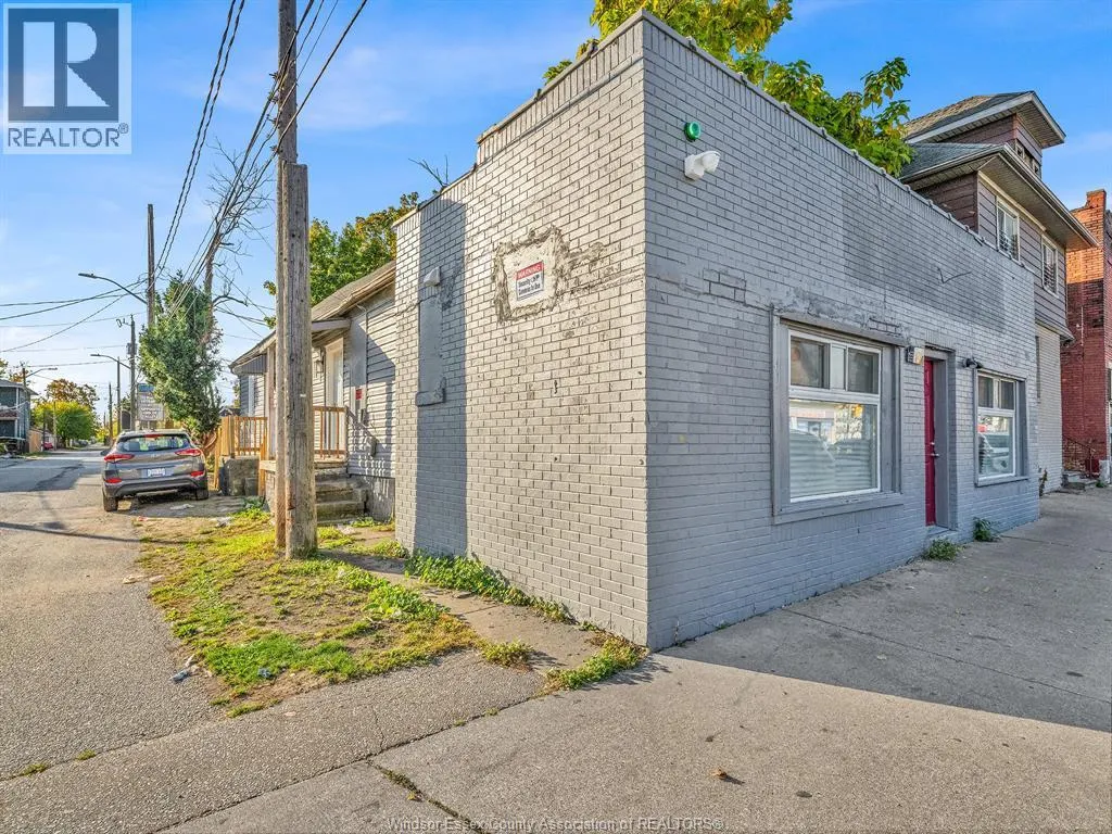 939 WYANDOTTE STREET East