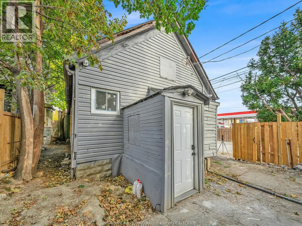 939 WYANDOTTE STREET East