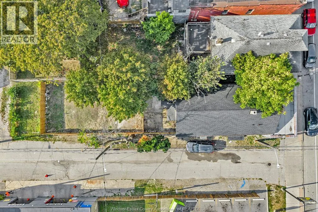 939 WYANDOTTE STREET East