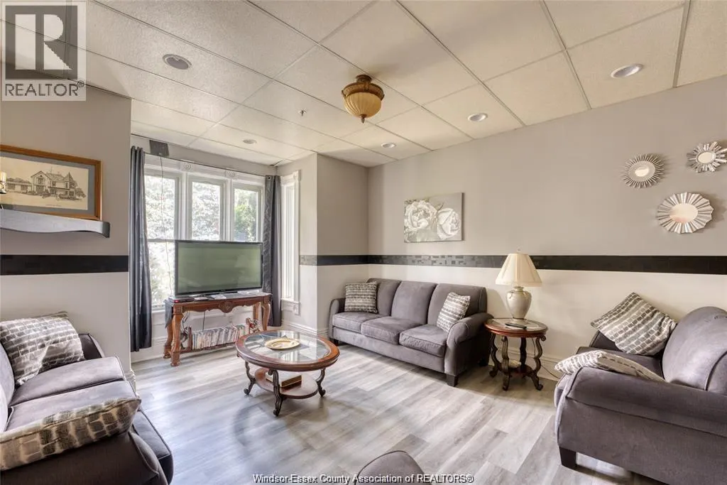 122 Talbot STREET South