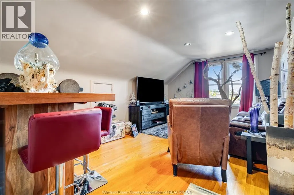 6245 Wyandotte STREET East