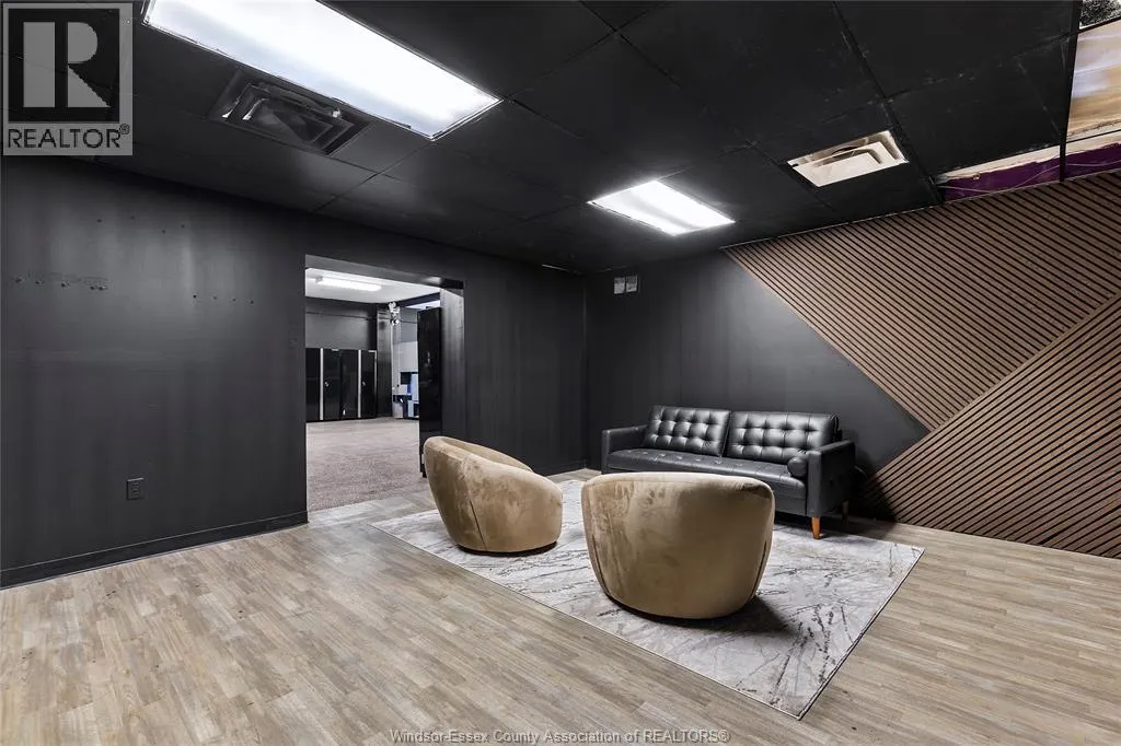 42 CENTRE STREET West